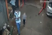 Ladrão empunha arma ao lado de criança Ladrão empunha arma ao lado de criança