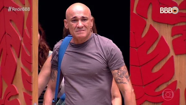 BBB18: Ayrton admite que é amigo de ex-BBB e áudio de câmera é cortado