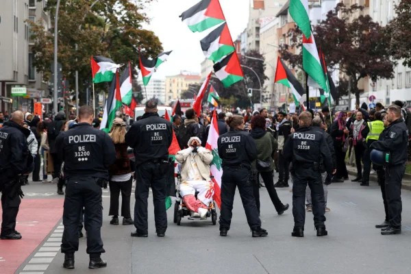 Imagem colorida de manifestantes e policiais em Berlim - Metrópoles