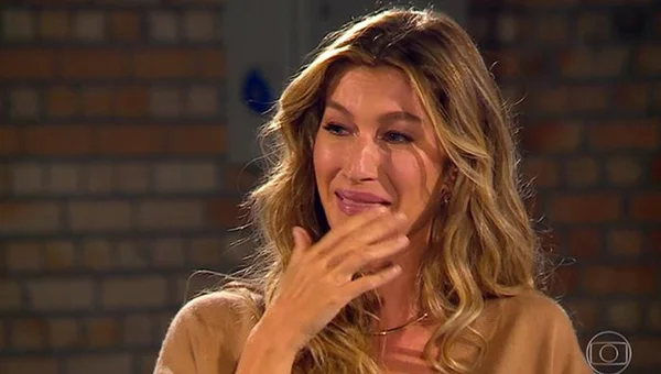 Gisele Bündchen chora no Caldeirão ao reencontrar amigas de escola