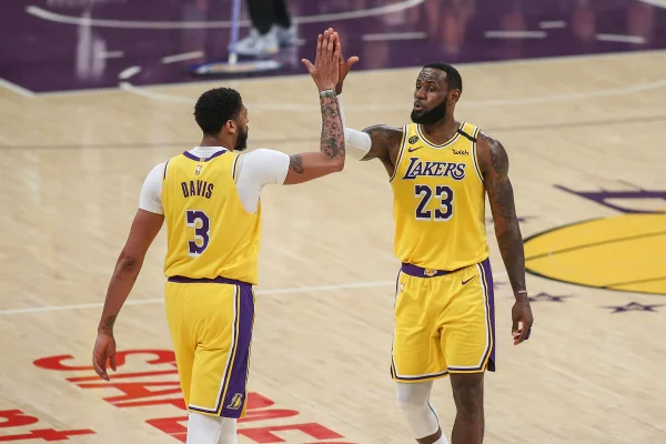 LeBron James cumprimenta Anthony Davis no Lakers