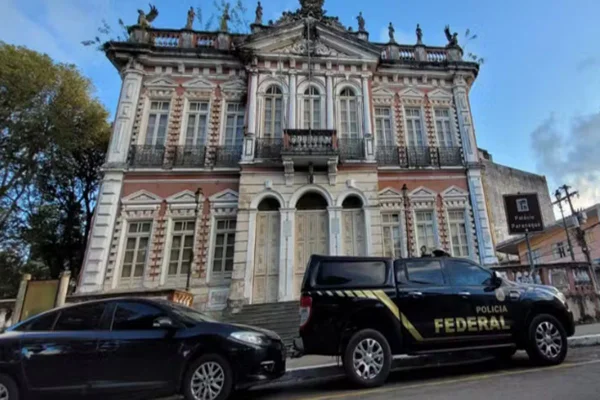 Imagem colorida de carros da Polícia Federal em frente à prefeitura de Ilhéus - Metrópoles