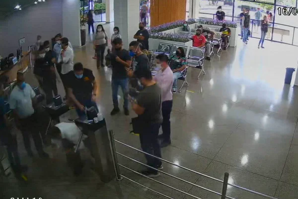 Mamãe Falei e Kim Kataguiri invadem hospital em SP