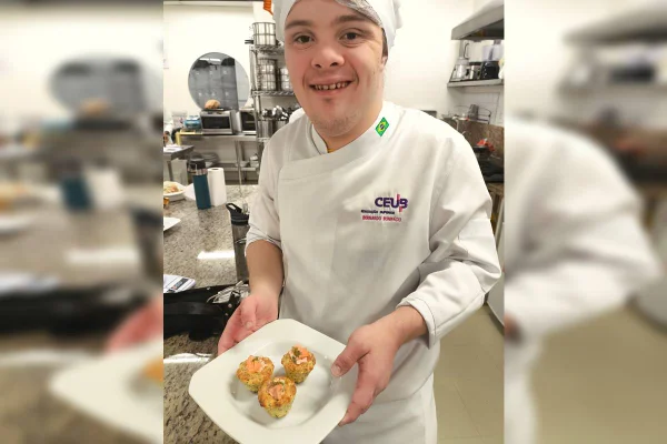 Jovem com síndrome de Down encontra autonomia na paixão pela cozinha