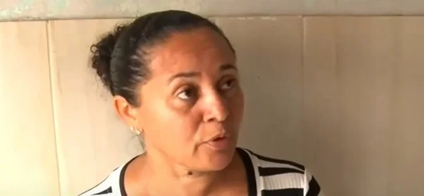 Imagem de uma mulher de meia idade, pele clara e cabelo preto e preso - Metrópoles