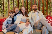O jogador de futebol argentino Lucas Trejo ao lado da família
