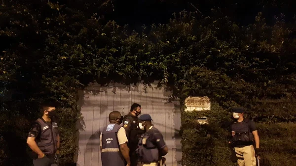 Fiscais interrompem festa para 500 pessoas no Rio
