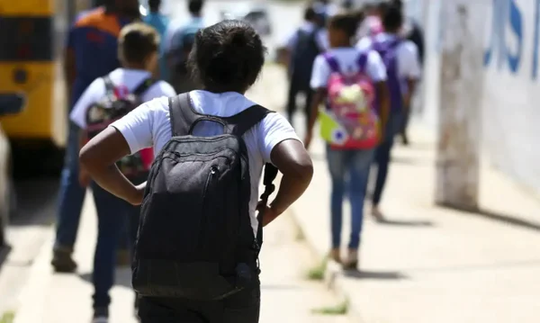 Fotografia colorida de um grupo de alunos estudando - GDF