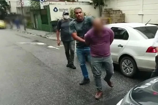 Foto colorida de homem é preso por tentar matar companheira no Rio de Janeiro - Metrópoles