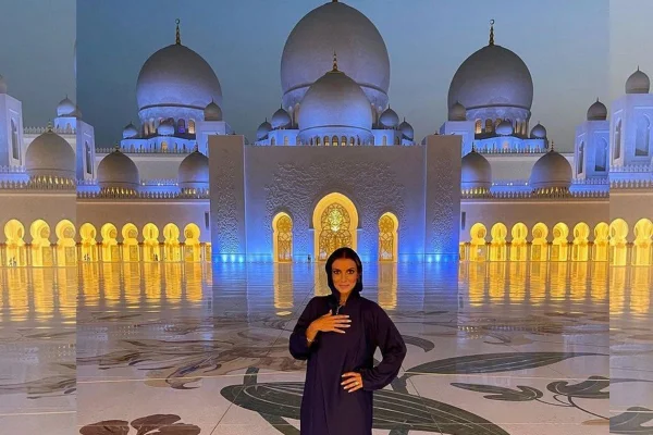 Mulher com lenço na cabeça em Dubai