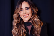 Wanessa Camargo posa de look preto e cabelos soltos