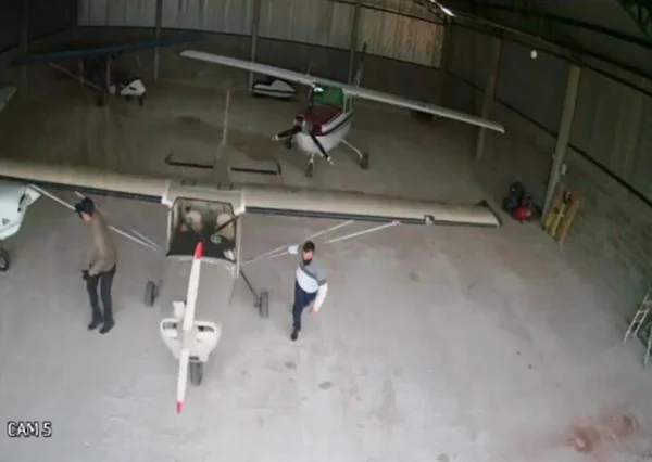 homens com aeronave