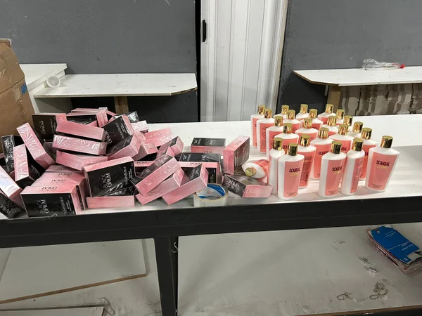 Imagem colorida mostra frascos de perfume falsificado apreendidos pela polícia em operação contra o esquema - Metrópoles