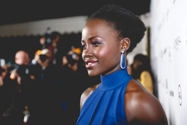 Lupita Nyong’o exalta cineastas ao assumir júri da Berlinale 2024
