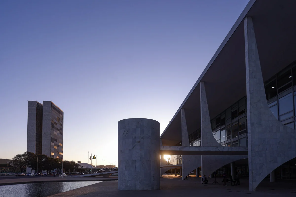 Após demissões, governo faz 1º teste da base com corte de gastos 1 Fachada do Palácio do Planalto com Congresso Câmara e Senado
