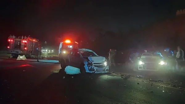 Jovem fica presa a ferragens após acidente de trânsito em Curitiba