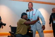 Koné recebe visita de Madibo após ter perna quebrada na Copa do Mundo - imagem 2 Koné recebe visita de Madibo após ter perna quebrada na Copa do Mundo - imagem 2