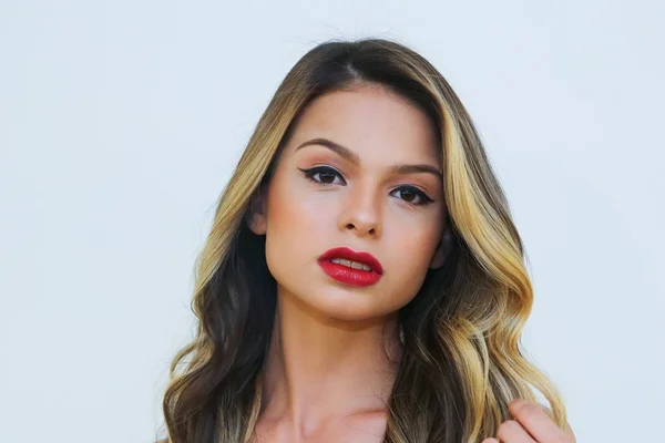 Maquiagem passo a passo: veja como a boca pode criar um look poderoso