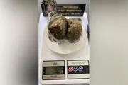Mulher de 29 anos foi presa em flagrante por tentar entrar com 99 gramas de maconha escondidos dentro da vagina Mulher de 29 anos foi presa em flagrante por tentar entrar com 99 gramas de maconha escondidos dentro da vagina