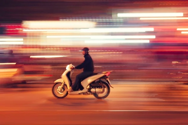 Imagem colorida: motociclista em velocidade - Metrópoles