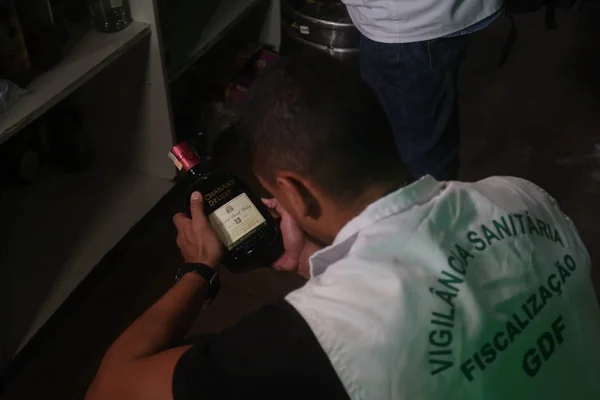 Homem segurando uma garrafa - Metrópoles