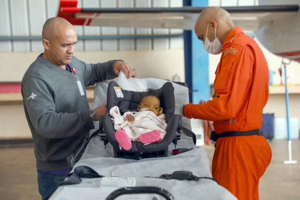 Bombeiros do DF levam bebê para transplante de fígado em Curitiba