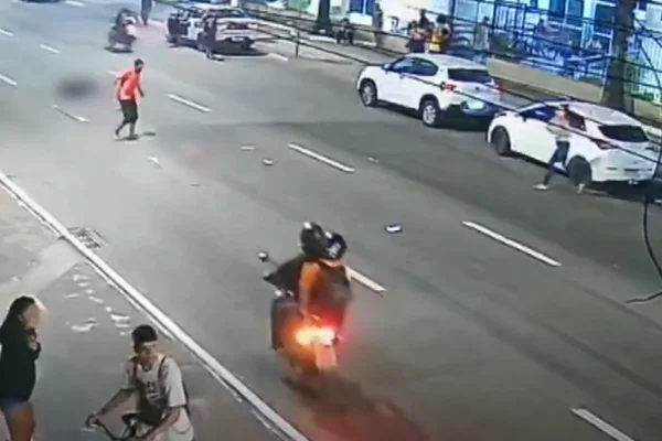Imagem colorida mostra o momento em que mãe e filha são atropeladas por carro em alta velocidade - Metrópoles