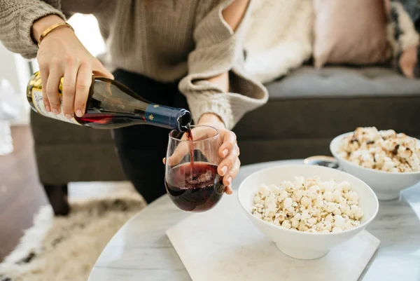 Saiba como harmonizar vinho com pipoca