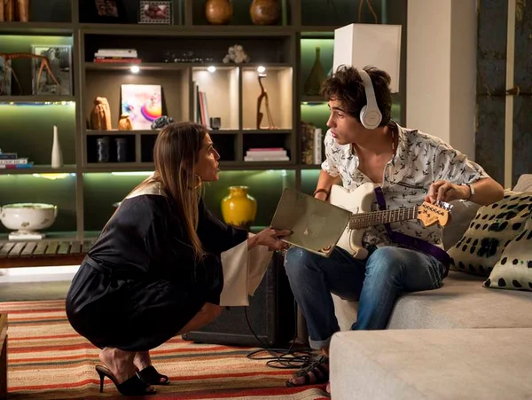 Segundo Sol: Karola se incomoda com amizade de Valentim e Ariella