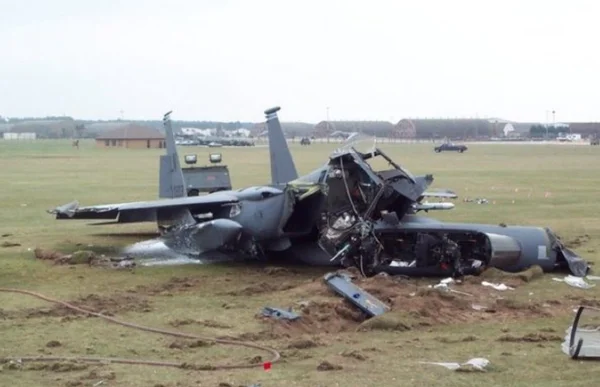 Caça F-15 dos EUA cai no Kuwait após operação contra o Irã - Metrópoles