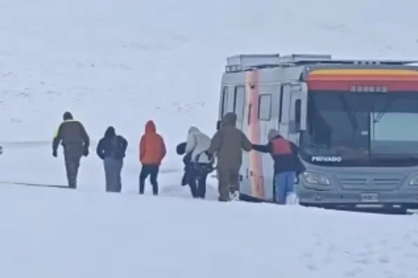 Foto colorida de pessoas sendo resgatadas de nevasca no Chile - Metrópoles