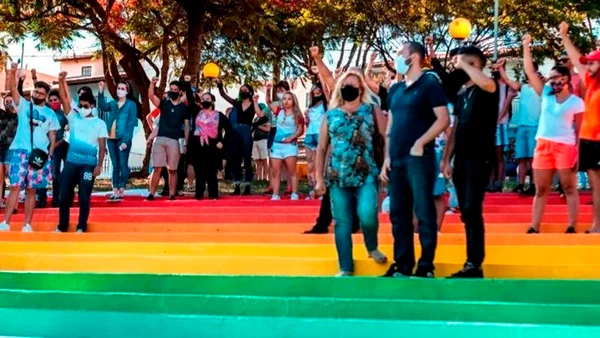 Praça da Bíblia recebe pintura arco-íris e gera polêmica