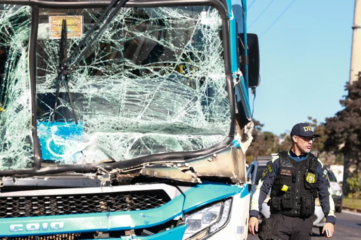 Acidente entre ônibus e caminhão deixa 14 feridos no DF - imagem 8 Acidente entre ônibus e caminhão deixa 14 feridos no DF - imagem 8