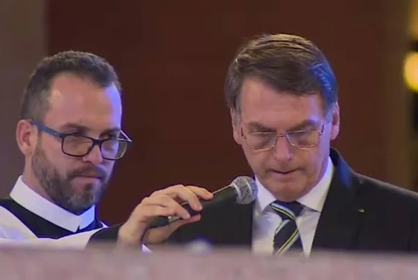 Bolsonaro faz primeira leitura em missa de Aparecida