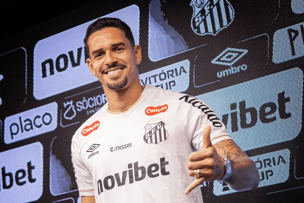 Lucas Veríssimo foi apresentado ao Santos