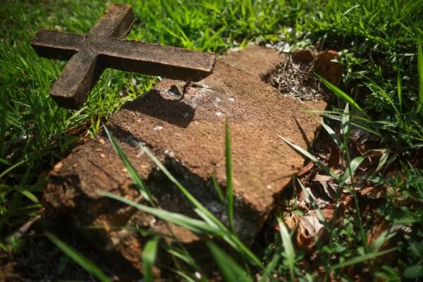 Cemitério terá que indenizar família após piso desabar durante enterro
