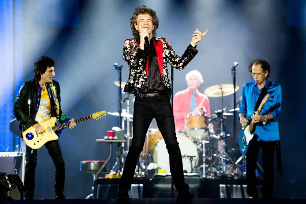 Rolling Stones cantando em palco - metrópoles