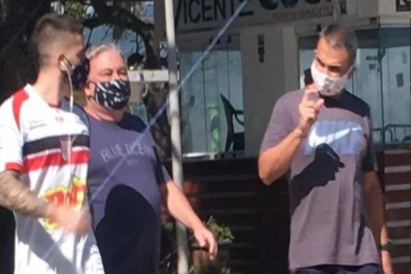 Desembargador que humilhou guardas aparece passeando de máscara