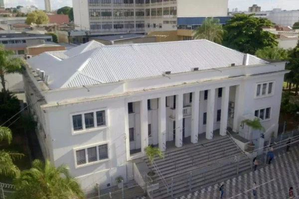 Imagem colorida mostra fachada da Câmara Municipal de Bauru, que não poderá mais ler a Bíblia antes das sessões - Metrópoles