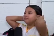 Menina se recompõe após o momento emotivo em entrevista