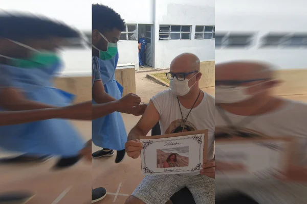 Vídeo: com foto de esposa morta por Covid, homem se emociona ao tomar vacina