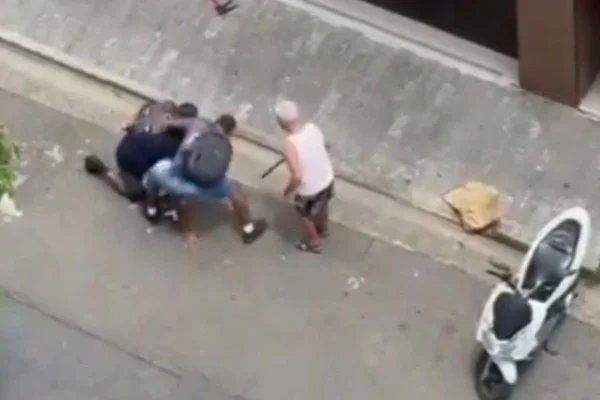 Imagem colorida mostra ladrão agredido com bengala após roubar idoso. Metrópoles