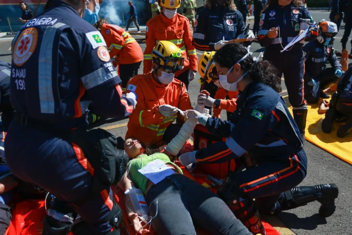 Fumaça e helicóptero: simulado de queda de avião testa segurança do DF - imagem 20 Fumaça e helicóptero: simulado de queda de avião testa segurança do DF - imagem 20