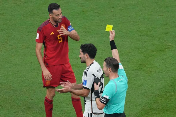 ´Árbitro Danny Desmond Makkelie mostra um cartão amarelo para Sergio Busquets (5) da Espanha durante a partida do Grupo E da Copa do Mundo da FIFA Qatar 2022