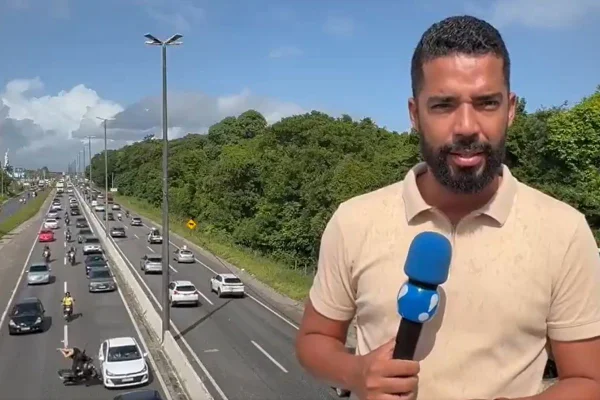 Repórter flagra momento em que motoqueiro é arremessado em acidente - destaque galeria