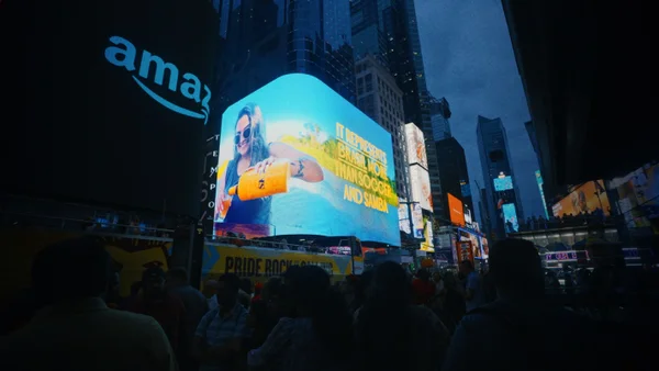 Fotografia colorida mostrando painel na Times Square-Metrópoles