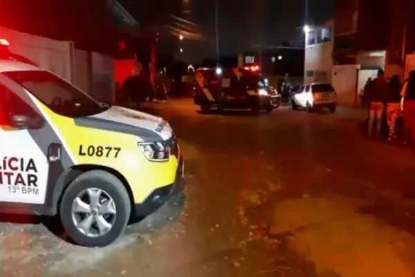 Curitiba: homem é morto dentro de casa por atiradores em carro