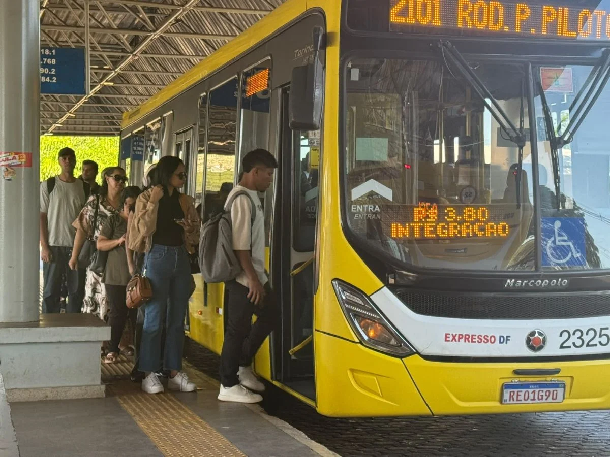 Greve dos rodoviários que seriam realizada nesta segunda-feira foi suspensa na noite de domingo Greve dos rodoviários que seriam realizada nesta segunda-feira foi suspensa na noite de domingo