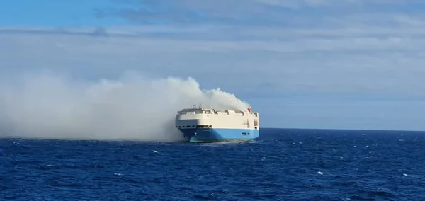 Navio que pegou fogo afunda com 200 milhões de euros em carros de luxo