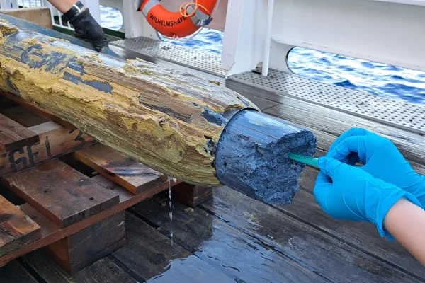 Imagem colorida mostra gosma vulcânica azul encontrada na Alemanha - Metrópoles